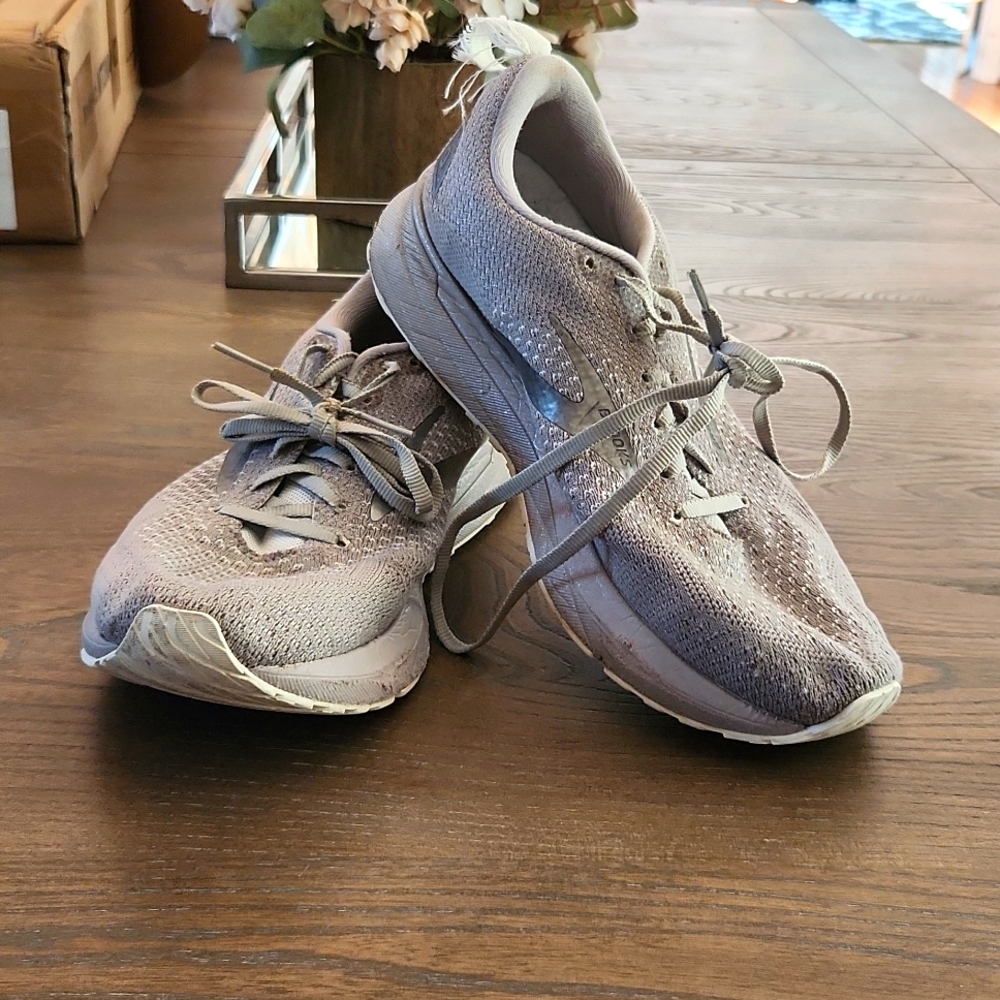 Gray tennishoes
